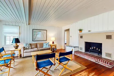 Image de Chaleureux chalet avec cuisine entièrement équipée et à quelques pas de Drake's Island Beach!