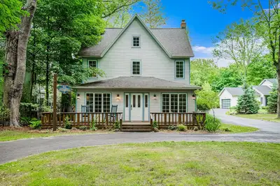 Image de Maison spacieuse avec foyer extérieur et sièges! Près du lac Michigan et de la plage ovale!