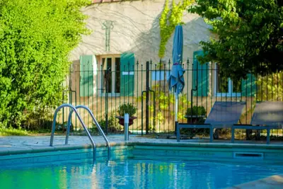Image de Maison de plain pied dans parc privé avec piscine, 3 chambres, proche Avignon