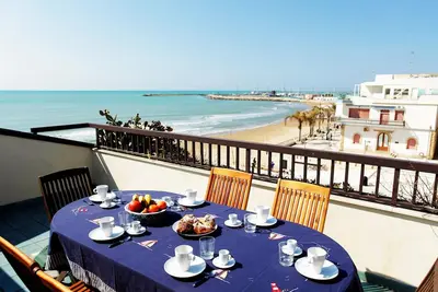 Image de Penthouse avec terrasse face à la mer pour 8 personnes, au centre, internet wifi illimité