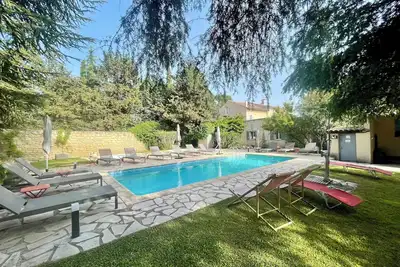 Image de Gîte proche d'Avignon 7 couchages, rénové, dans parc privé avec piscines