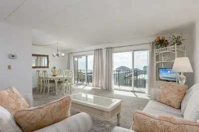 Image de Milieu de ville de deux chambres avec piscine et vue!