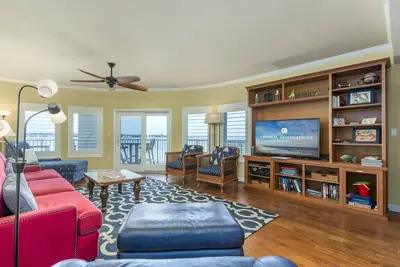 Image de Vue imprenable sur la baie depuis ce luxueux condo de 3 chambres
