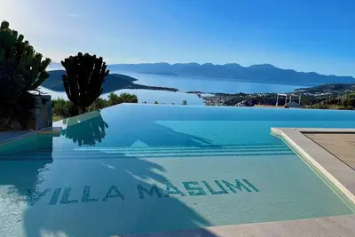 Villa contemporaine de luxe avec une vue spectaculaire sur Elounda et la baie de Mirabello