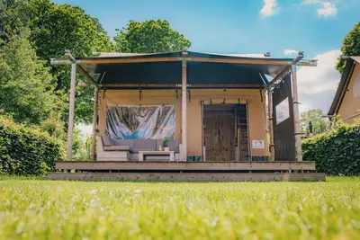 Image de Experience luxury glamping in the Safari Lodge at De Boshoek Holiday Park, with a private bathroom and playground for the kids, in the heart of the Veluwe.