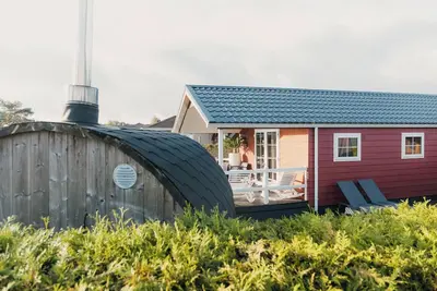 Image de Atmospheric chalet for 6 people with a private sauna, hot tub, comfortable bedrooms and a lovely outdoor area on the Veluwe. Perfect for a family or friends getaway!