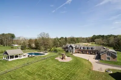 Image de Maison de ferme moderne expansive sur 8 acres semblable Ă un parc