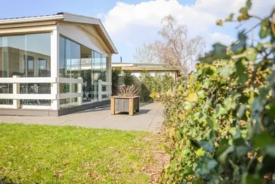 Image de Spacious 6-person chalet with 3 bedrooms, glass sliding wall veranda, and beautiful views of the Veluwe, ideal for family or friends getaway!