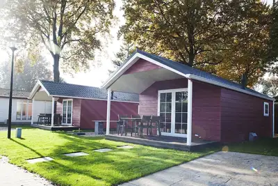 Image de The luxury Veluwe lounge x2 at recreation park De Boshoek. You can rent these inexpensive cottages and enjoy both the park and nature!