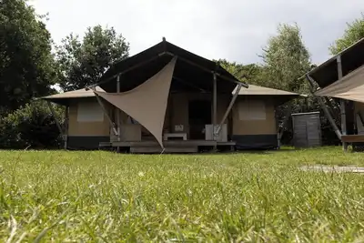 Image de \"Enjoy luxury glamping in the Safarihouse for 8 at Recreatiepark De Boshoek, nestled in the nature of the Veluwe. \"