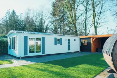 Image de Unwind in the Veluwe Lodge with a private sauna, jacuzzi, and veranda. A luxurious retreat at De Boshoek, surrounded by nature.