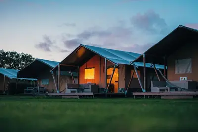 Image de Enjoy a luxurious glamping holiday in a safari tent with private bathroom at 5-star Recreatiepark De Boshoek, located in the Veluwe.