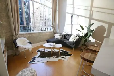 Image de Loft unique et élégant. Superbe emplacement sur la rue Queen