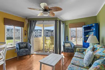 Image de Complexe Oceanfront, Le Condo Est PRÈS De La Piscine EXTÉRIEURE Et Du Glissant. ACCÈS Plage