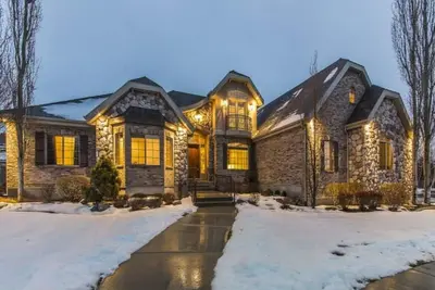 Image de Appartement complet de luxe au sous-sol avec entrée privée