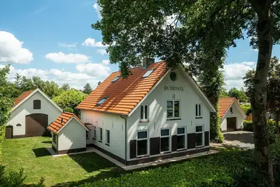 Image de Very luxurious holiday home with partially enclosed garden for 20 people.