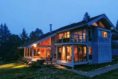 Image de Longhouse Farm Contemporary Home Surplombant Mason Bay