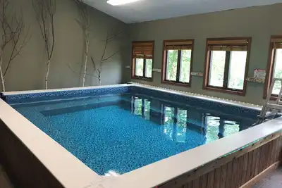 Adirondack Lodge et Pool House à quelques pas de Gore Mt avec piscine intérieure et bain à remous.