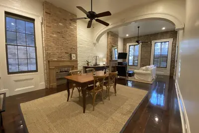 Image de Circa 1855 Lower Garden District Townhouse Courtyard Apartment Tout le 1er étage