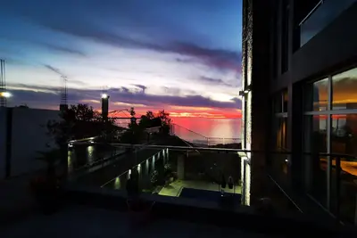 Image de Boutiquehotel \/ villa moderne avec vue sur l'océan et la piscine. Villa entière