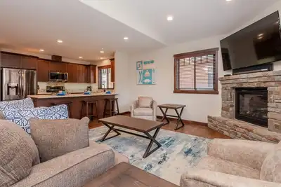Image de Nouvelle liste! Nouvellement Construit, Slopeside Townhouse avec un décor moderne et vue sur la montagne