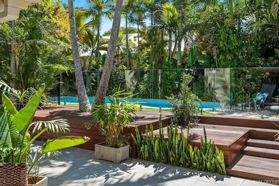 Image de Sanctuaire sophistiqué avec piscine de style complexe, à pied de la plage