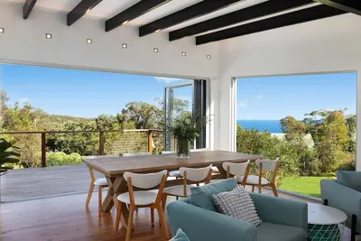 Image de Cette maison de plage de Beaut (Bbh) offre un salon ouvert relaxant avec cuisine design et vie divine