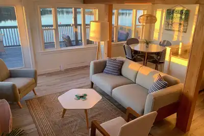 Image de Oceanfront Boat House - Unique en son genre!