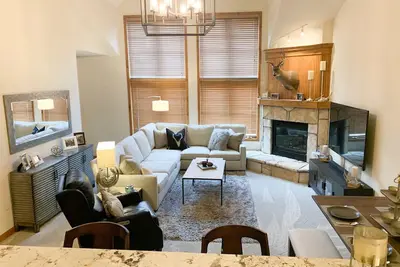 Image de True Ski-In Ski-Out Luxury 2 bd. 2 bth -Riverbend Lodge -Perfect location!