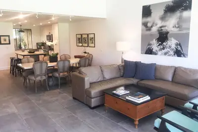 Image de Nouveau salon moderne à aire ouverte avec des vues spectaculaires depuis le grand patio