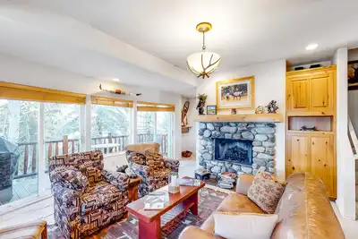 Image de Dog-friendly townhome w/private hot tub & changing area w/boot warmers
