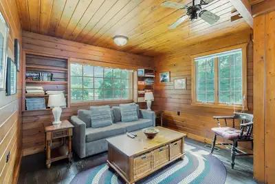Image de Chalet confortable entouré d'eau avec vue sur la rivière Kalamazoo - un chien Ok!