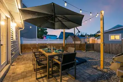 Image de Highly Rated Beach House 3. 5 Blocks to Beach & Main St. | 6 Badges, Grill, Patio