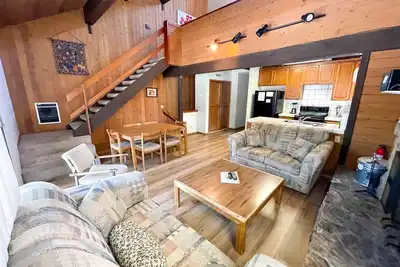 Image de 2 chambres et loft, 2 salles de bains, 6 couchages, maison de ville Ă 3 niveaux avec un bagage pour votre plaisir