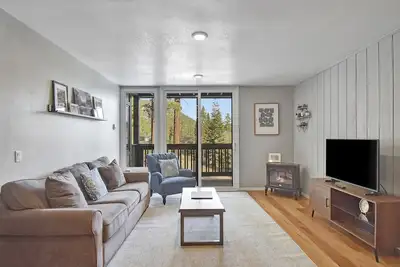 Image de Belle 1 chambre avec espace de couchage supplémentaire, 2 salles de bains, joliment rénové, condo lumineux à En