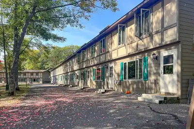 Image de Condo pour chiens avec terrasse privée, tennis, basket-ball et salle de jeux partagés