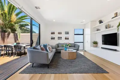 Image de Nouvelle Liste! Contemporain et chic, terrasses privées sur les deux niveaux, à pied de villag