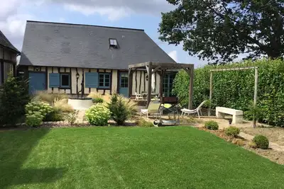 Image de Le Clos-Masure de Béatrice, une maison raffinée et avec vue sur un beau jardin.
