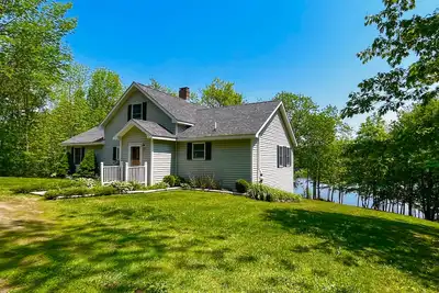 Image de Maison au bord de la rivière avec terrasse, vues incroyables et foyer - près du meilleur du Maine!