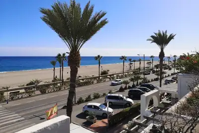 Image de Appartement en première ligne de la plage avec Wifi et une vue magnifique sur la mer