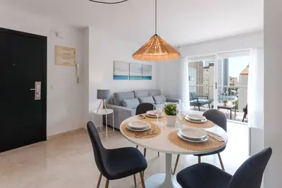 Image de Confortable avec un style méditerranéen, à quelques mètres de la plage. A / C et wifi gratuit. Terrasse avec vue sur la mer