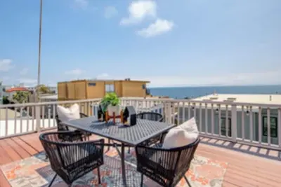 Image de Beautiful Beach Cottage with Ocean Views!