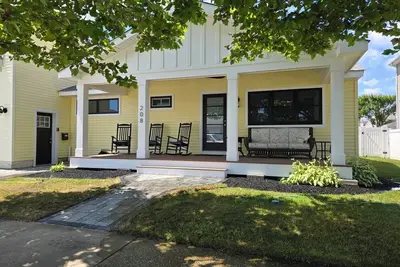 Image de Stunning Renovations, Incredible Amenities, Near the Beach and Sunset Lake!
