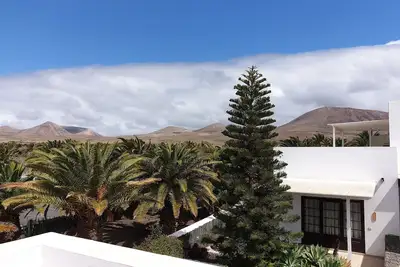 Image de VIlla / Maison avec de belles vues sur le toit, à 10 minutes de la marina