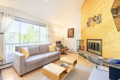 Image de Nouvelle Liste! Chalet de montagne confortable près du centre-ville.