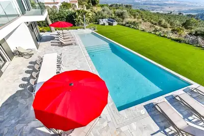 Image de Spectaculaire villa avec vue sur la mer et piscine