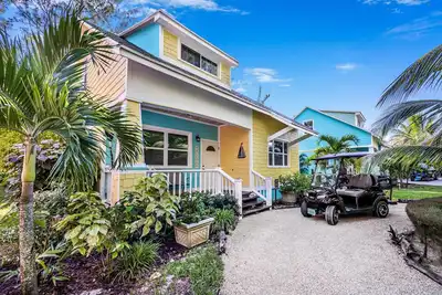 Image de Cozy Cove Cottage sur la rue calme et sans issue 400 de la magnifique plage de sable blanc