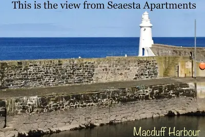 Image de Des vues ininterrompues sur la mer sont garanties depuis ce superbe appartement.
