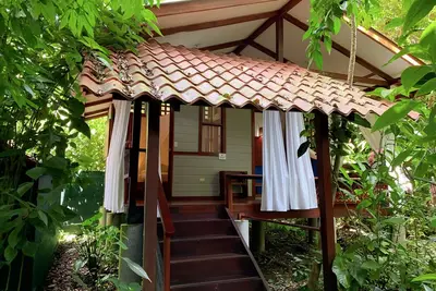 Image de Bungalow supérieur avec bain à remous dans la jungle spectaculaire près de la plage