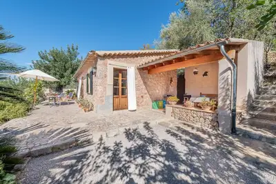 Image de Chalet de montagne ensoleillé de Soller, vues panoramiques sur la ville et les montagnes.